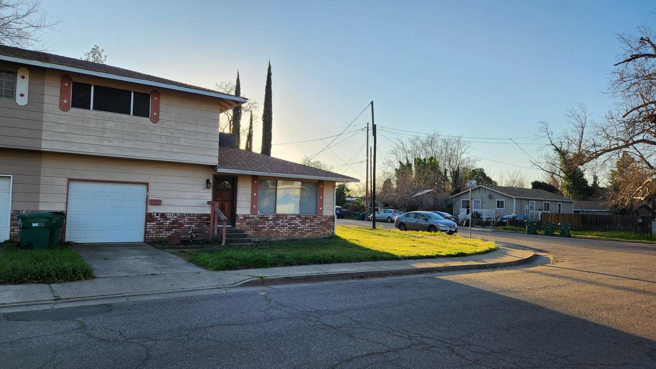 2786 Oak Street - Photo 1