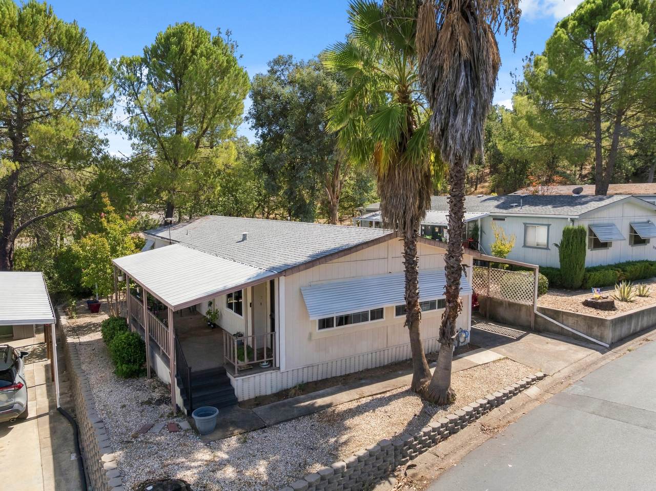 1095 Mountain Shadows Boulevard - Photo 1