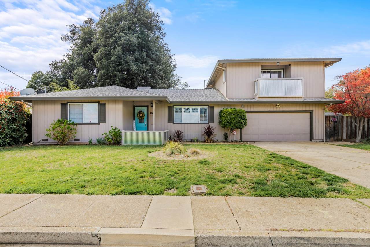 720 Lakeview Drive - Photo 1