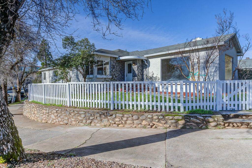 874 Lakeview Dr - Photo 1