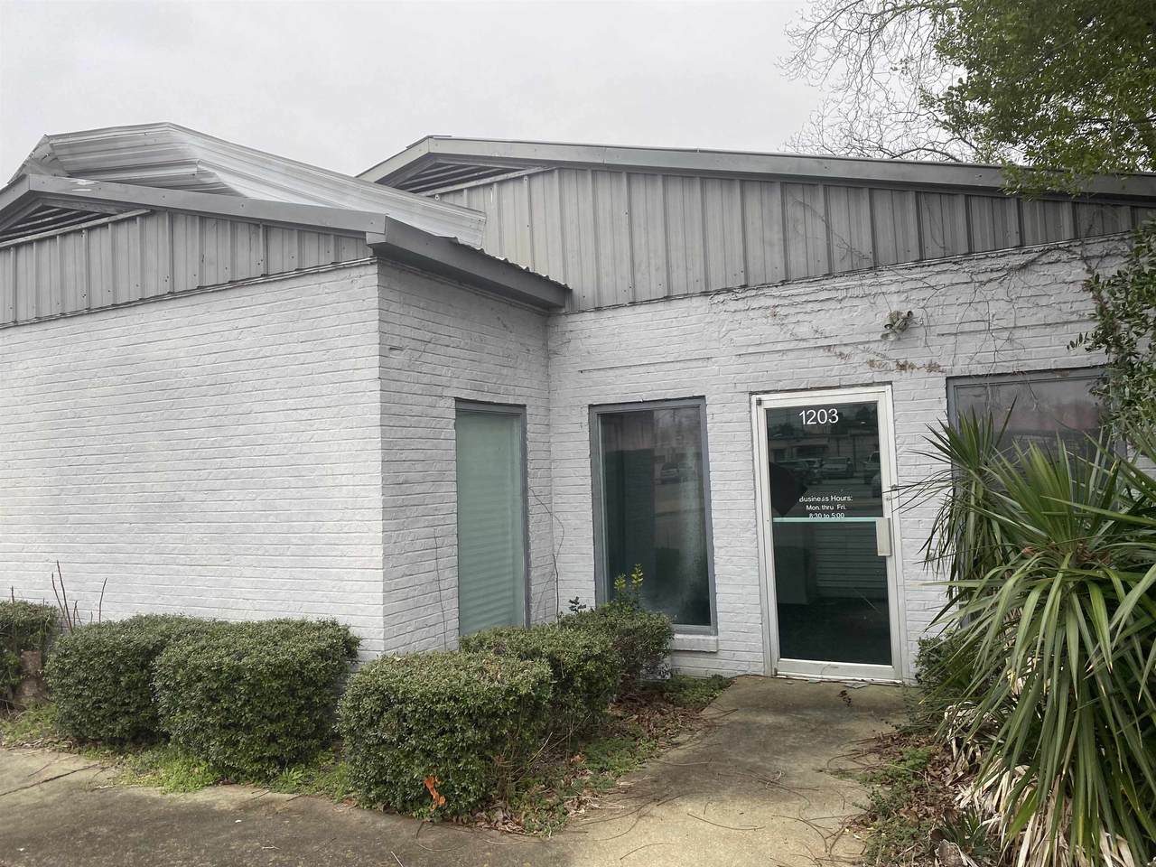 1205 Montgomery Ave - Photo 1