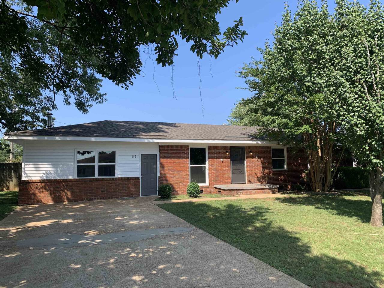 1101 Tyler Ave - Photo 1