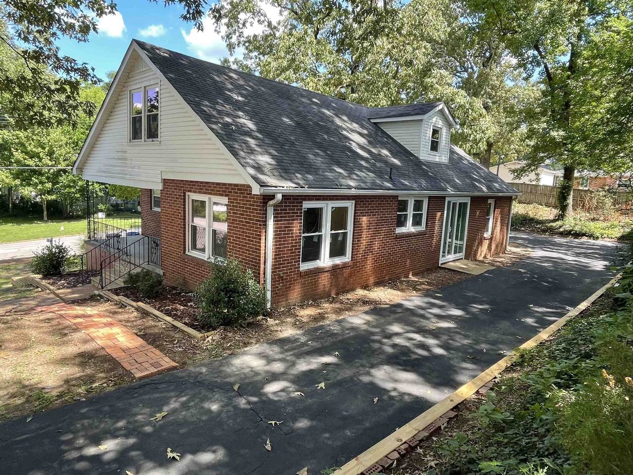 938 Pine St - Photo 1