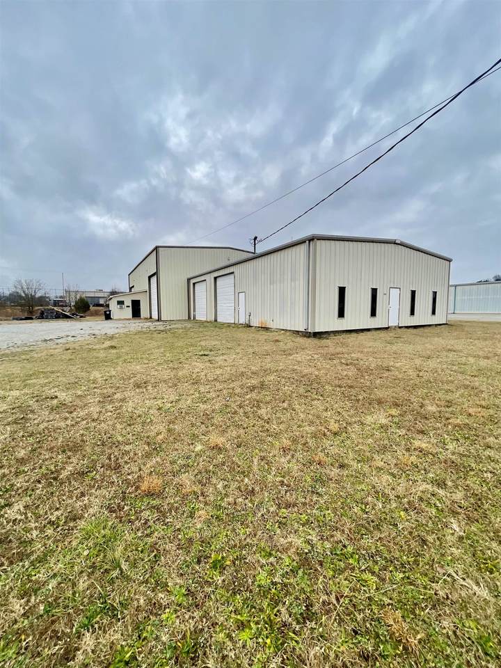 208 Industrial Dr - Photo 1