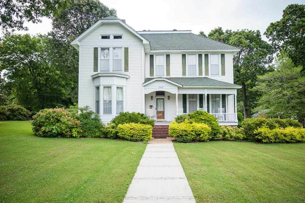 604 Jackson Ave N - Photo 1