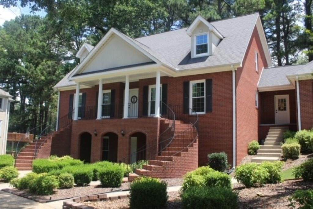 1661 Country Club Dr - Photo 1