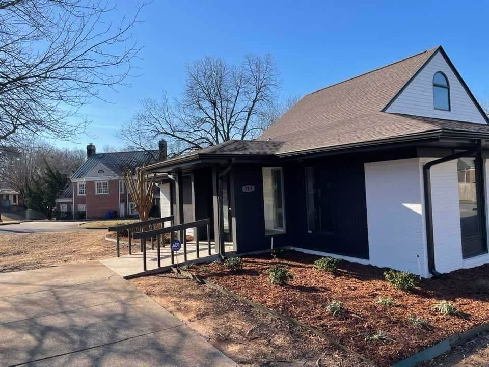 313 College St - Photo 1