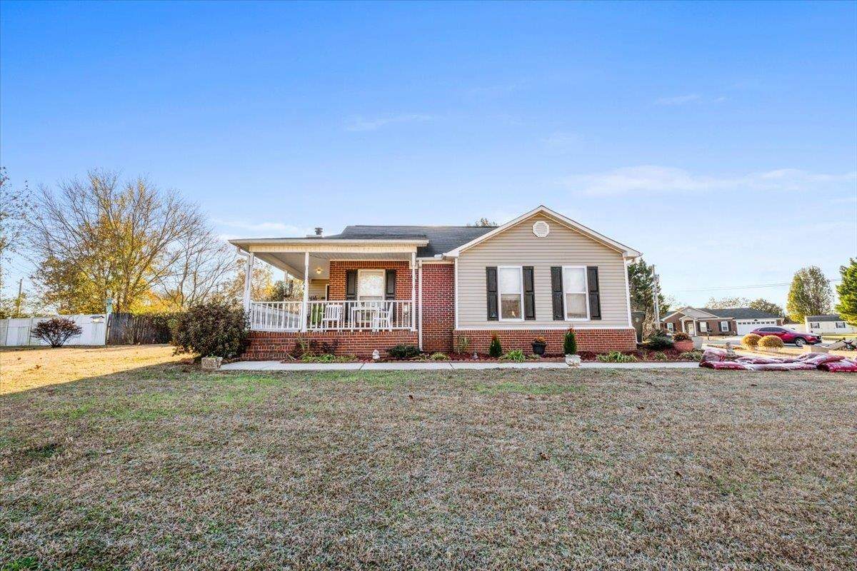 100 Red Hawk Cir - Photo 1