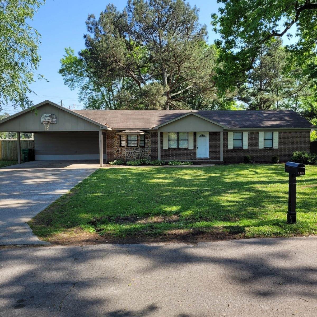 1307 Hickory St - Photo 1