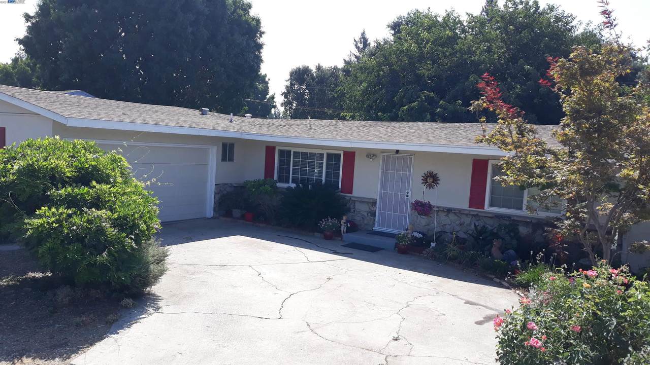 4660 Eastview Drive - Photo 1