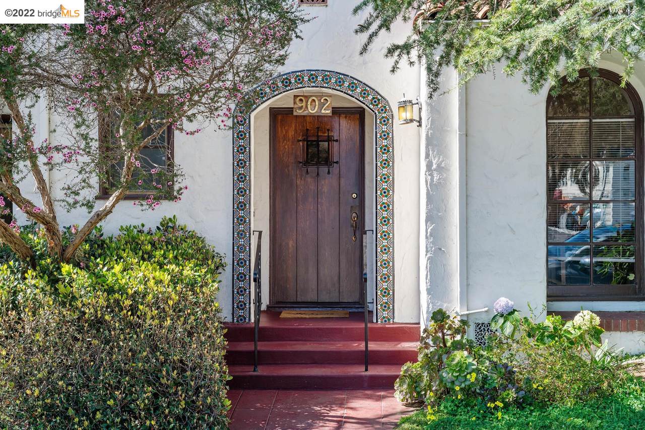 902 Curtis - Photo 1