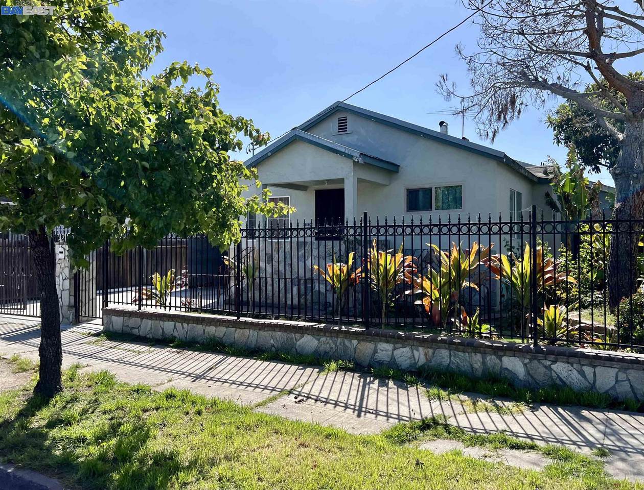 1218 90Th Ave - Photo 1