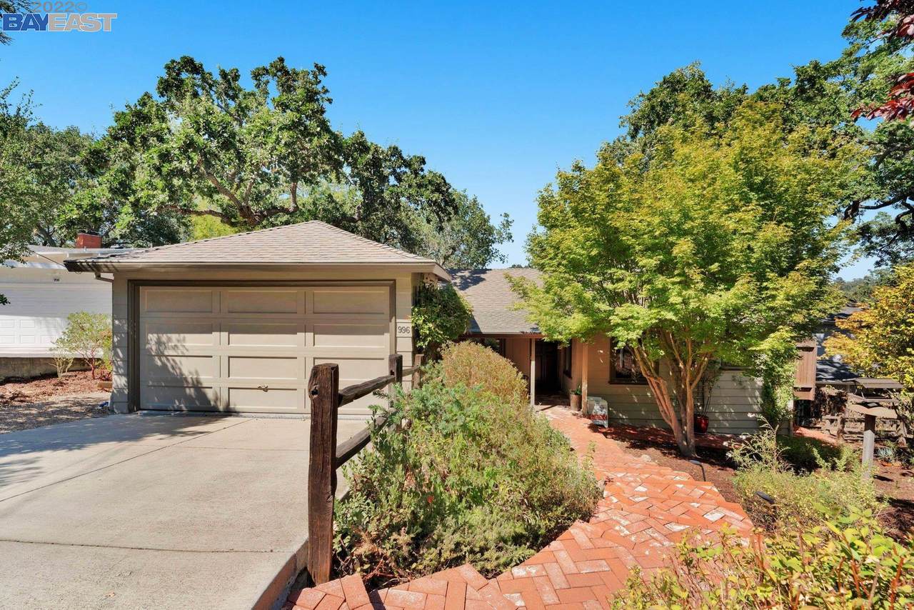 996 Hawthorn Drive - Photo 1