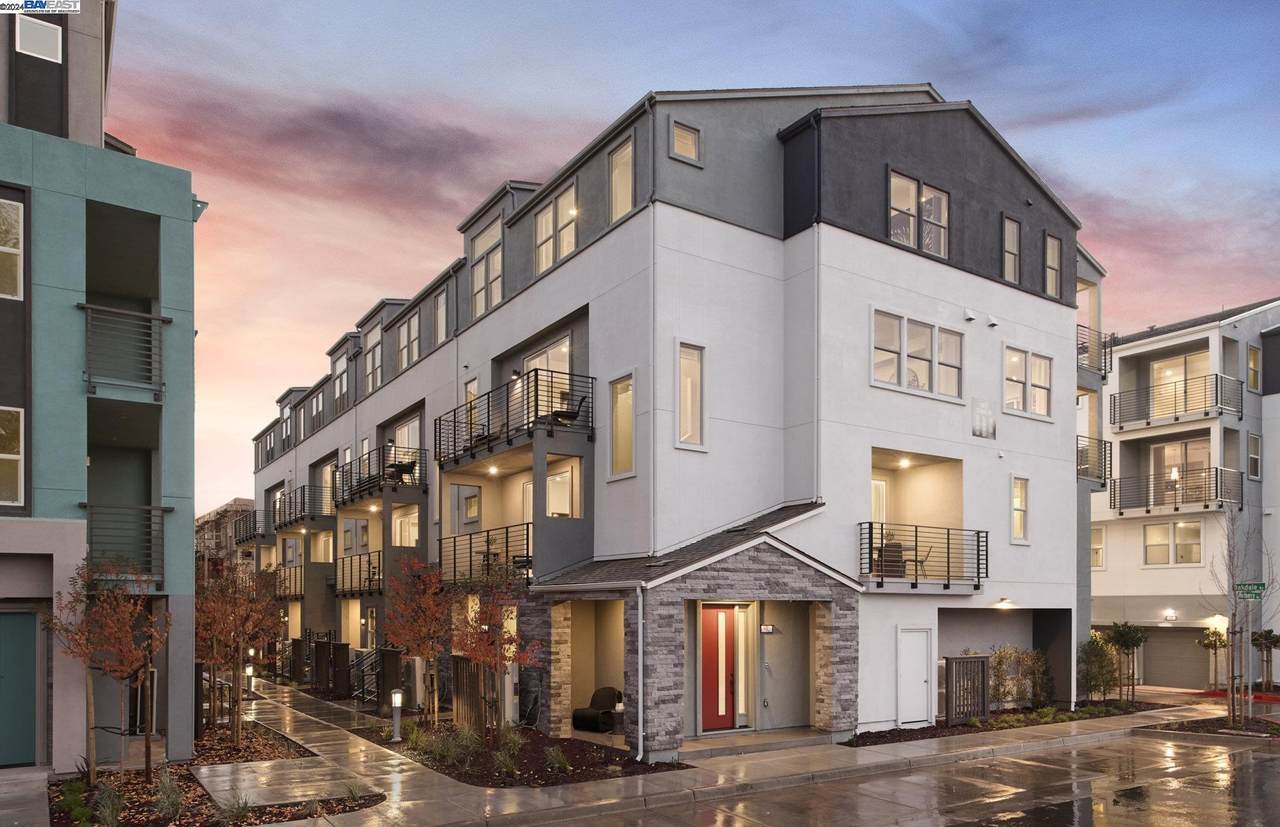 589 Oakdale Way 221-23 - Photo 1