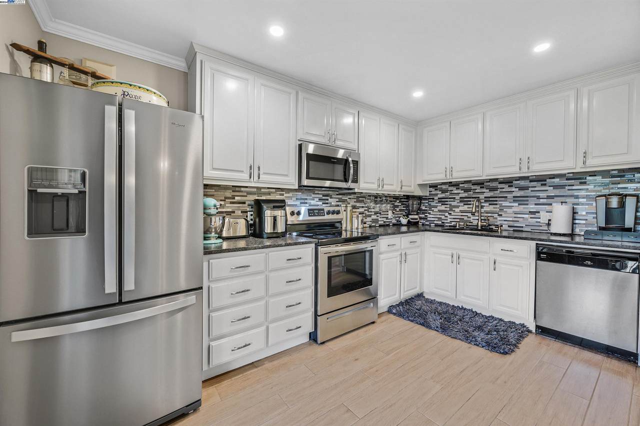 650 Fargo Ave 10 - Photo 1
