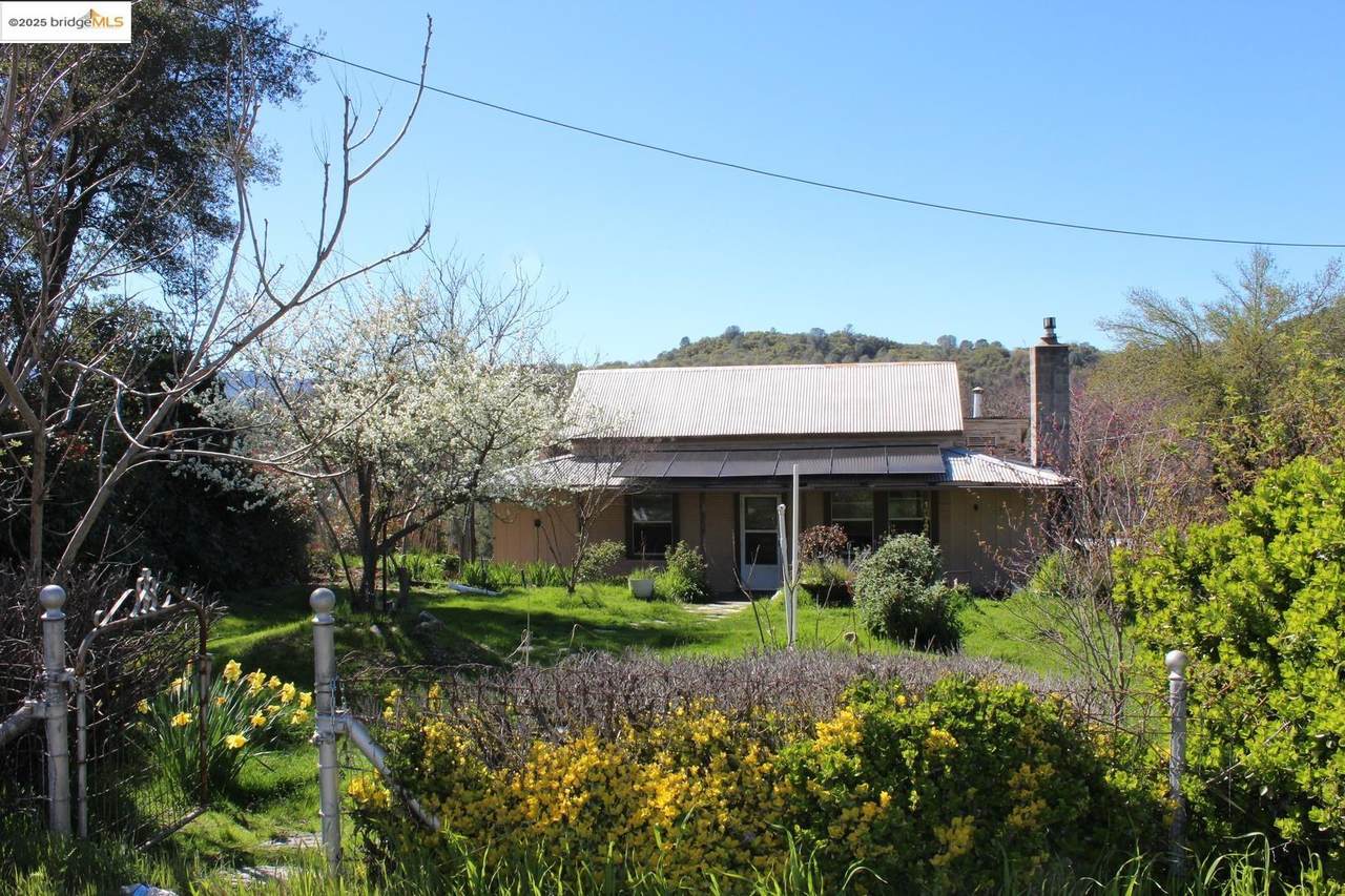 1572 Main St - Photo 1