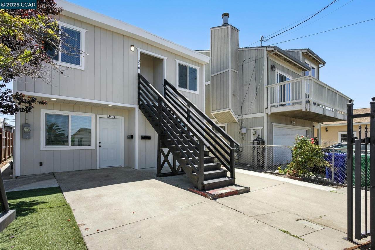 1540 Bush Ave - Photo 1