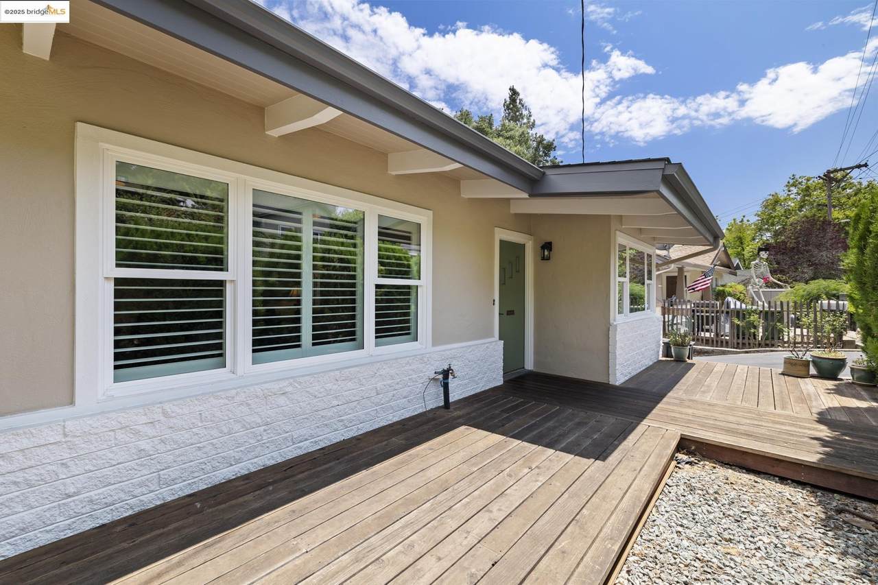 171 Lyons - Photo 1