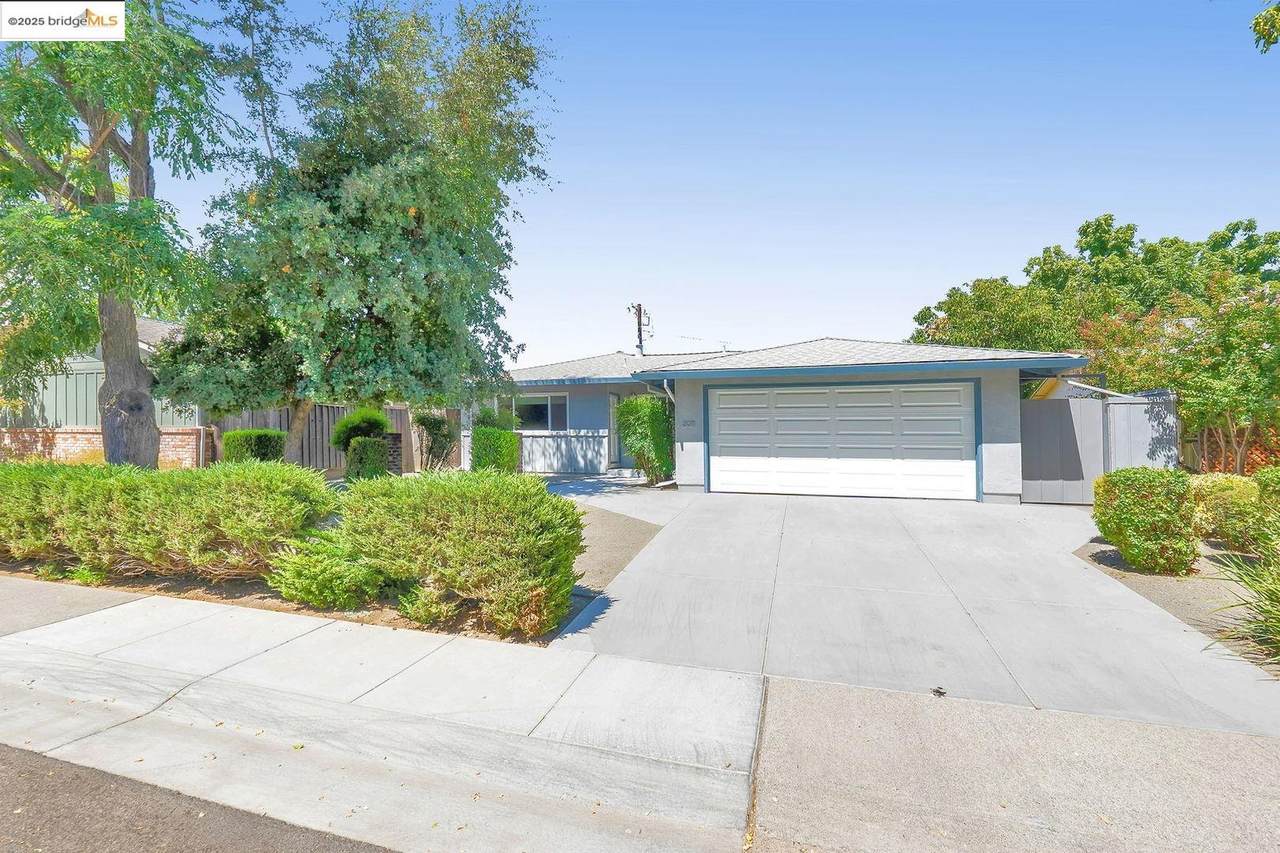 2011 Regis Dr - Photo 1