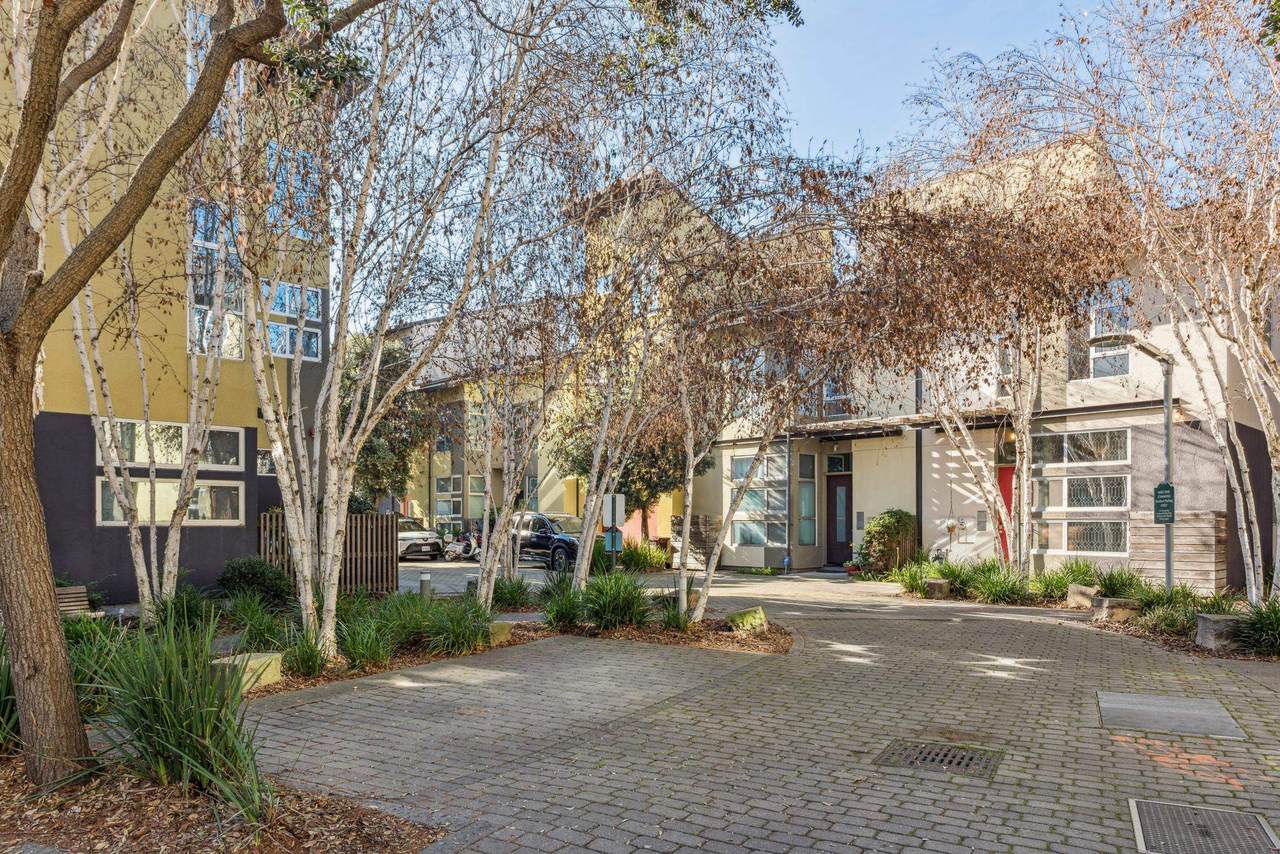 9 Ealing Ln - Photo 1