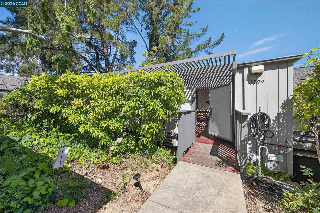 1509 Ashwood Dr - Photo 1