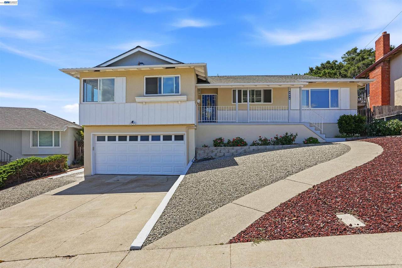 3021 Glynis Dr - Photo 1