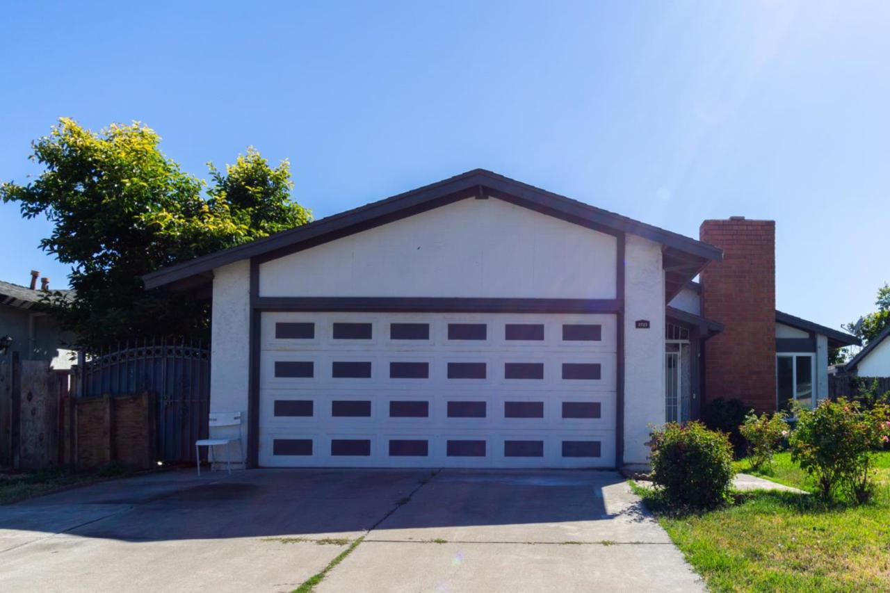 2723 Cramer Cir - Photo 1