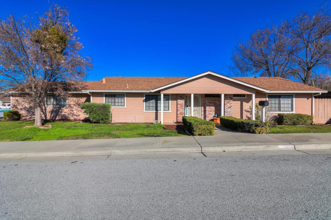 1270 Sawtooth Dr - Photo 1