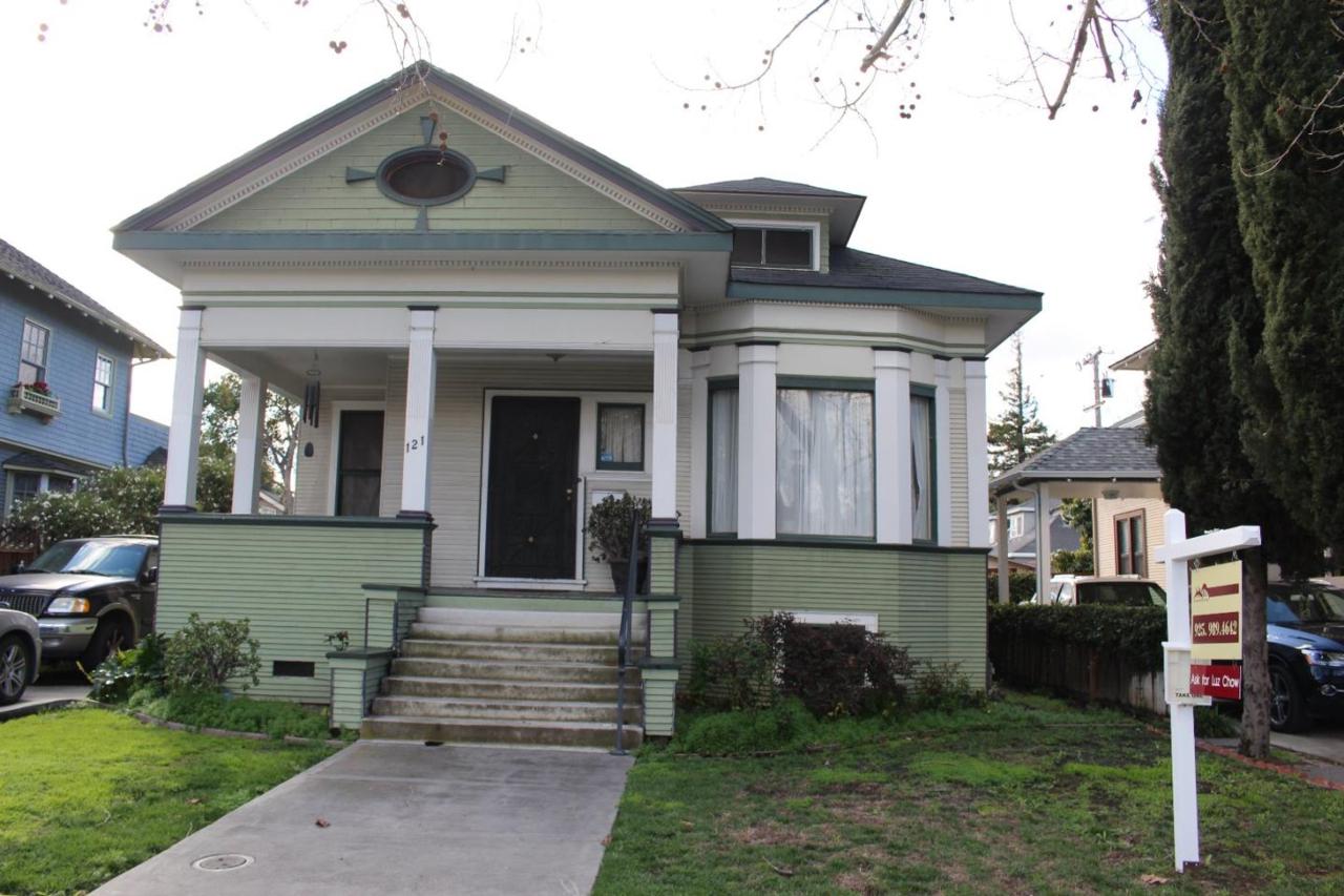121 15th St - Photo 1