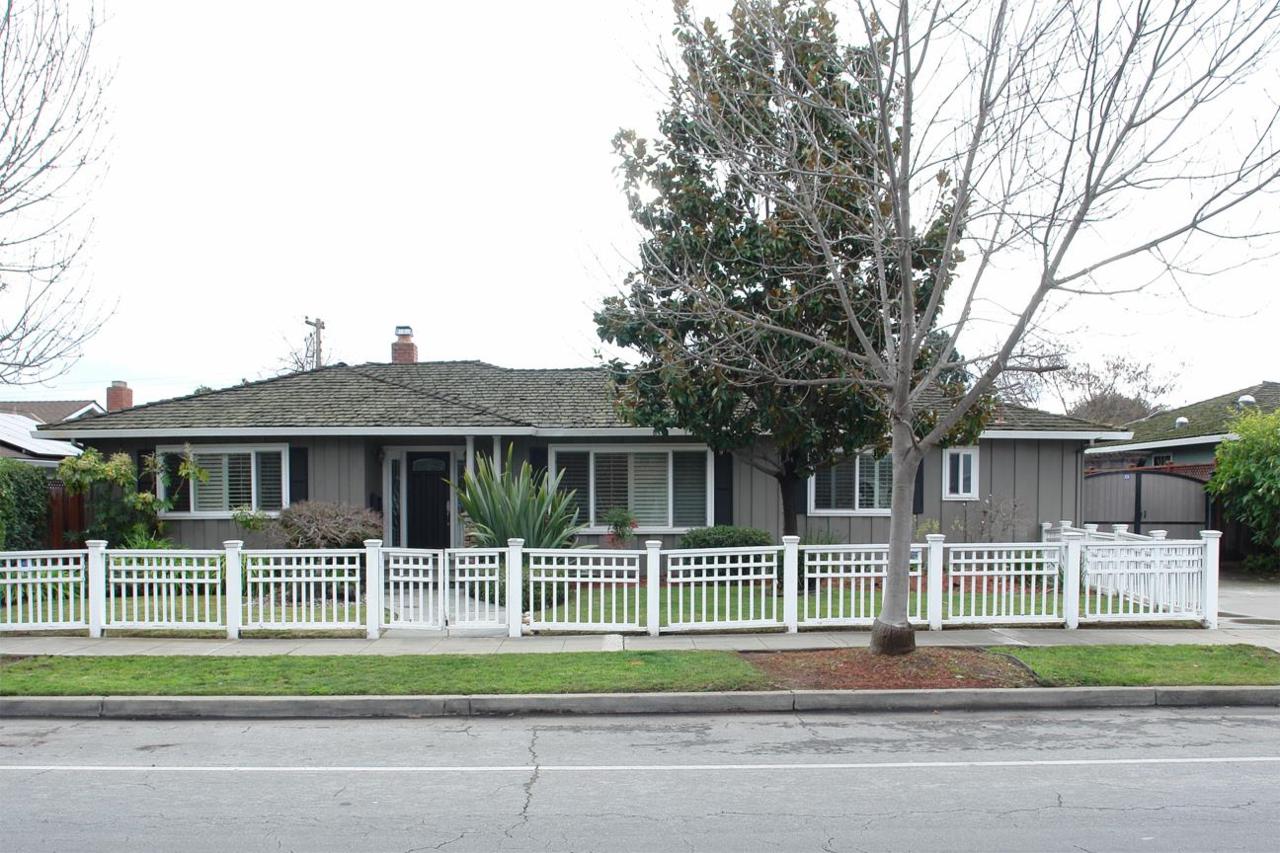 1370 Pine Ave - Photo 1