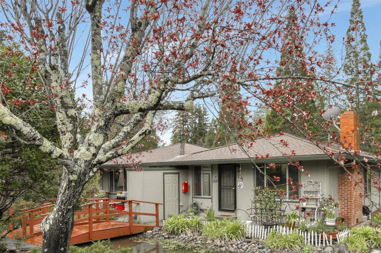 204 Hilton Dr - Photo 1