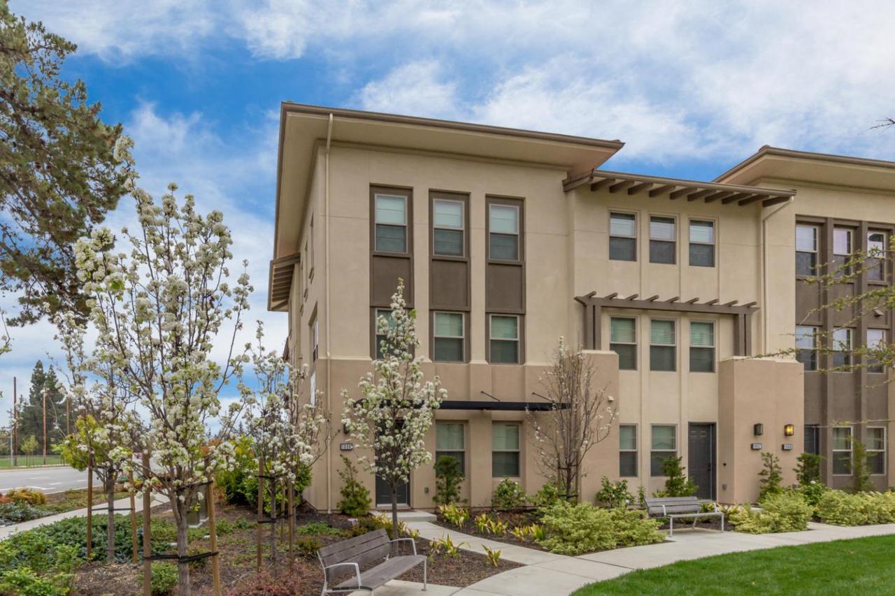 1098 Foxglove Pl - Photo 1