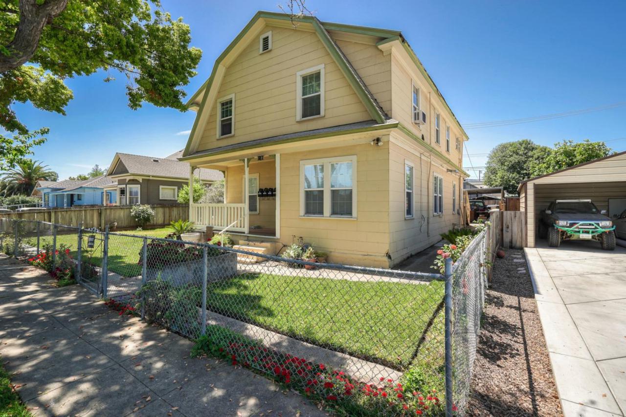 7571 Alexander St - Photo 1