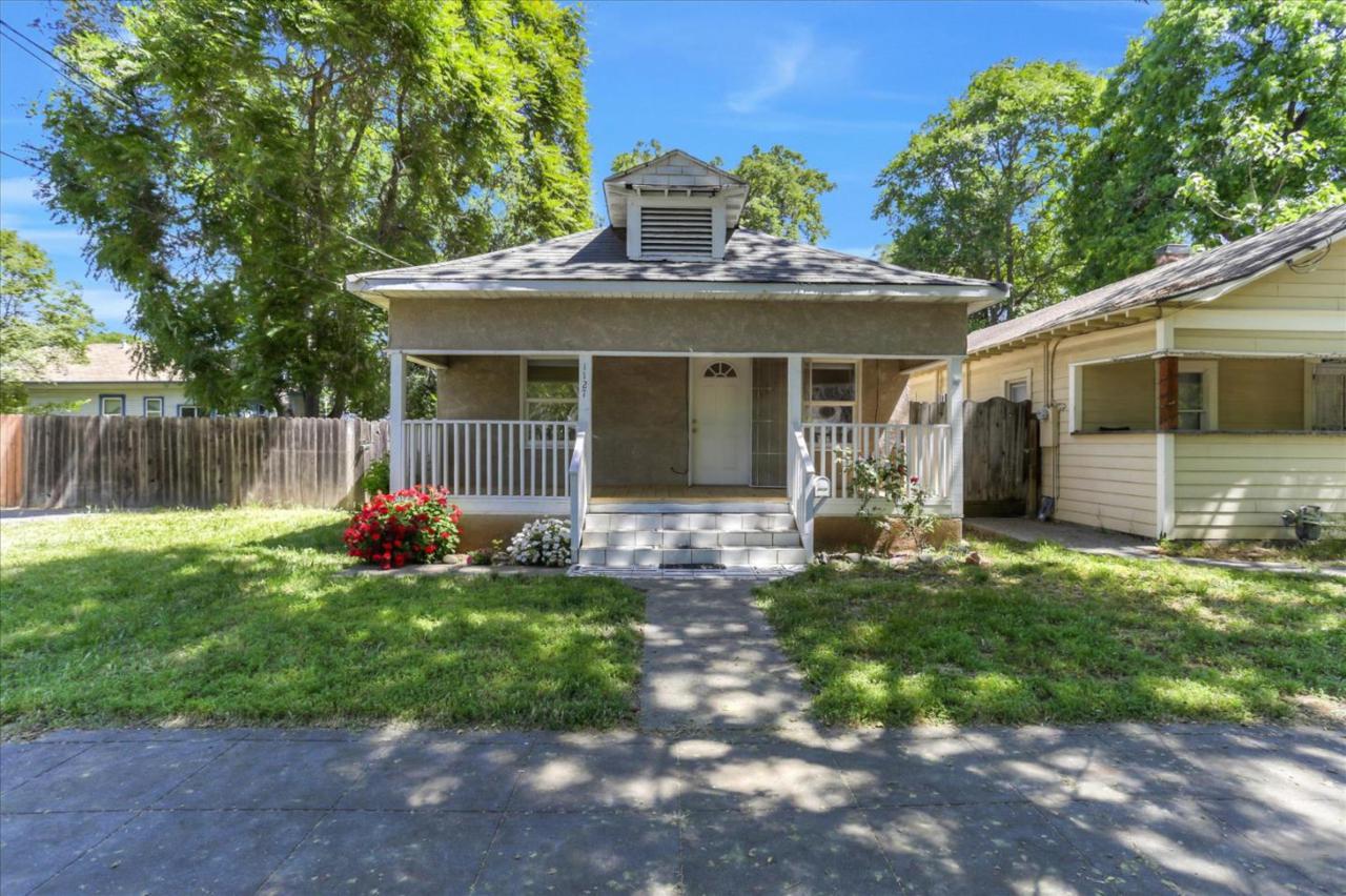 1127 Oakdale St - Photo 1