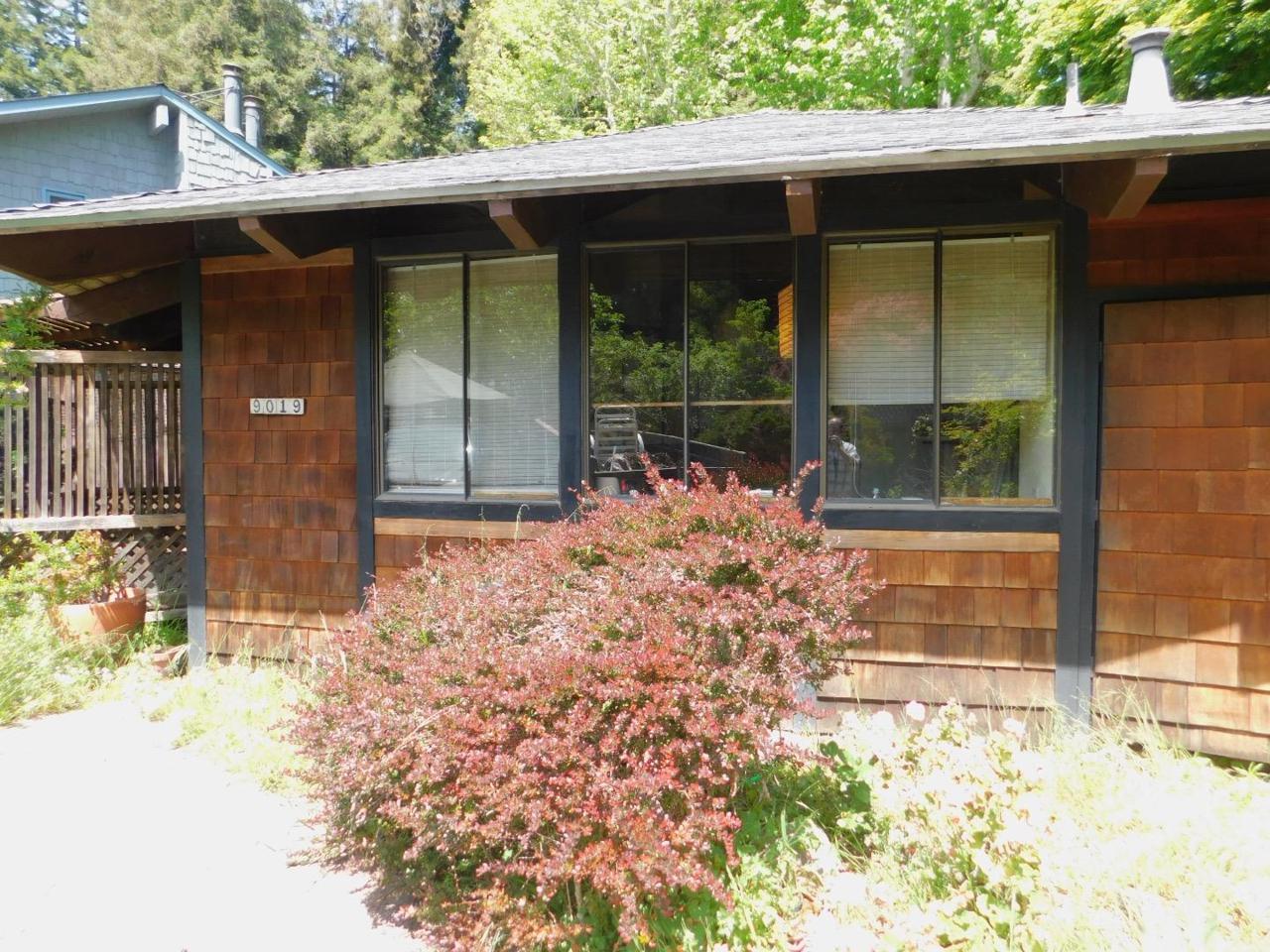 9019 Rhodes Ave - Photo 1