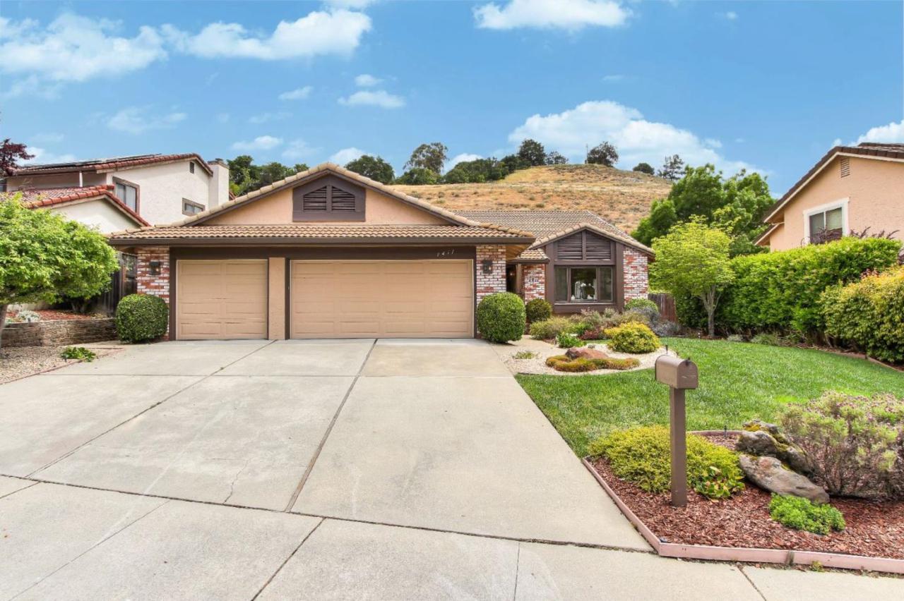 1411 Crestview Dr - Photo 1