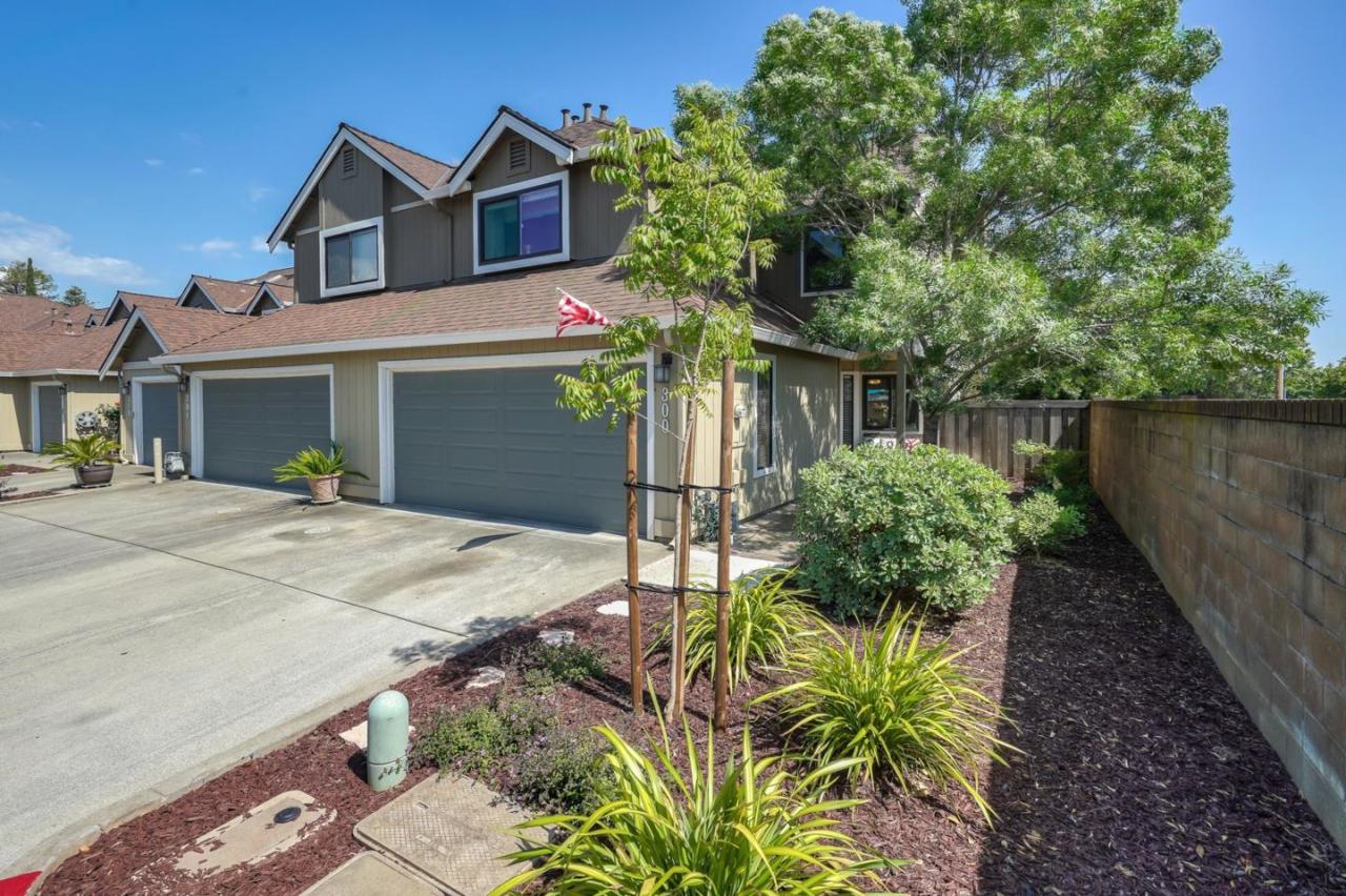 300 Pebble Creek Ct - Photo 1