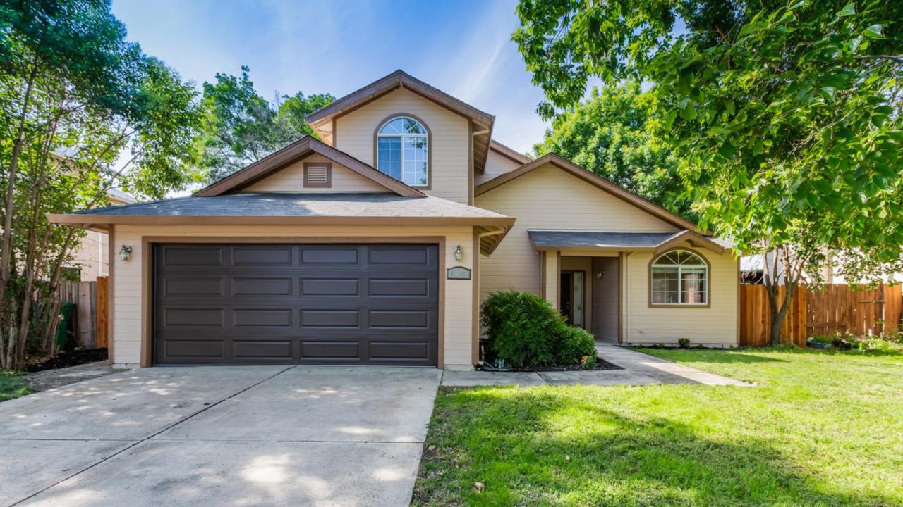 1915 Farley Dr - Photo 1