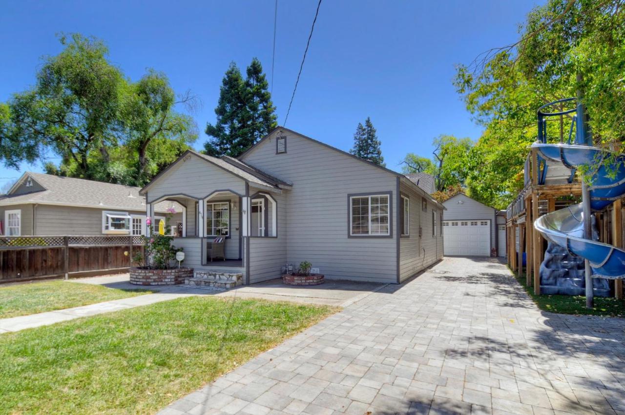 614 10th Ave - Photo 1
