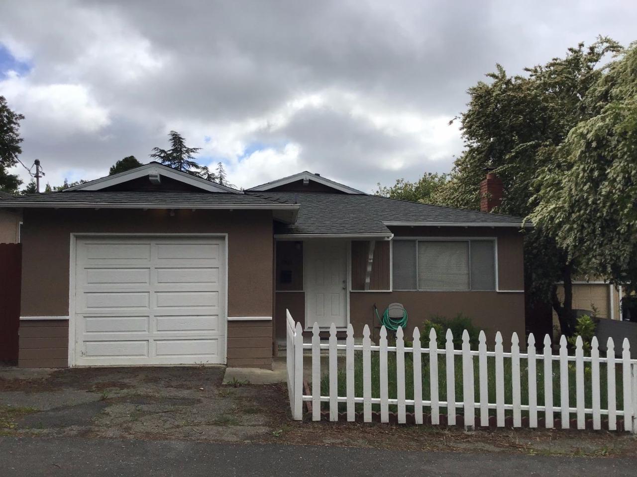 1811 Hill Ave - Photo 1