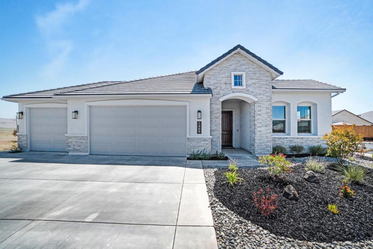 1409 Wildrose Ct - Photo 1