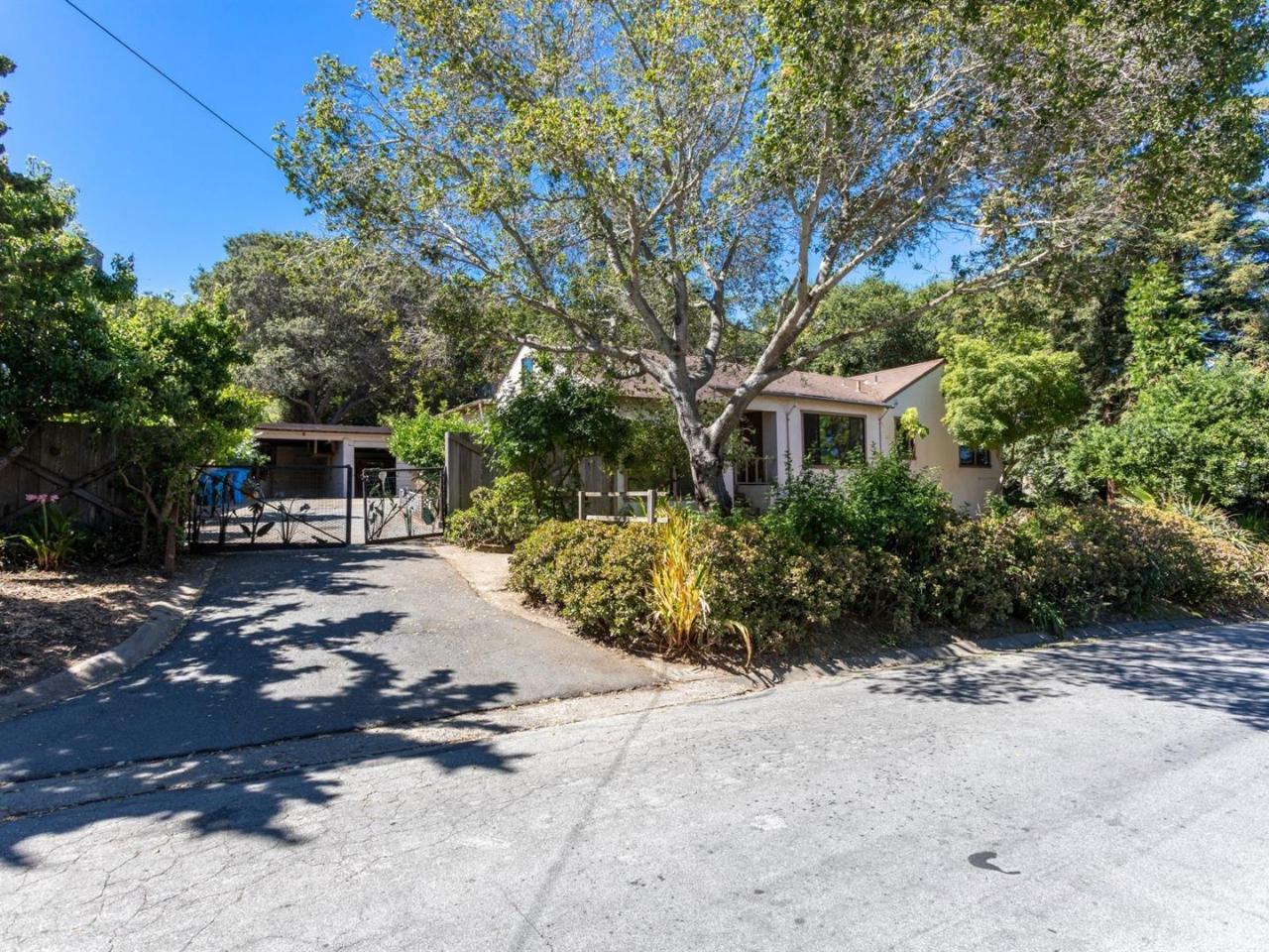 1717 Pine Knoll Dr - Photo 1