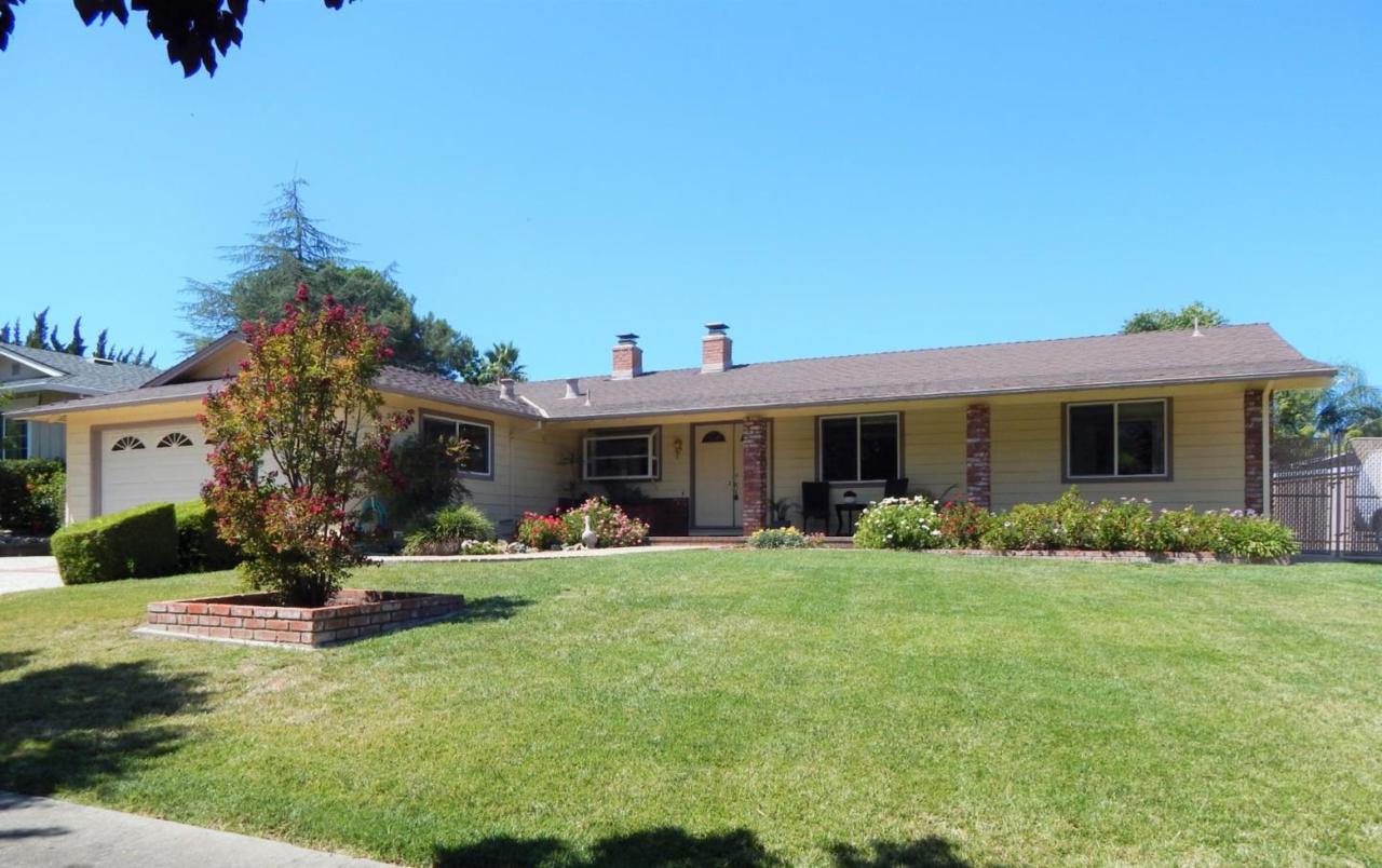 1149 Lone Pine Ln - Photo 1