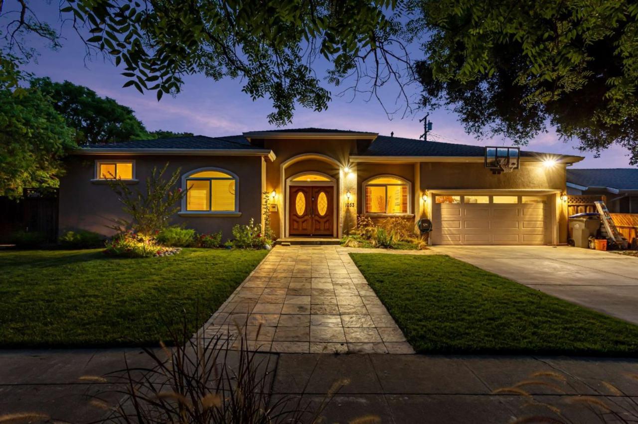 1053 Jacqueline Way - Photo 1