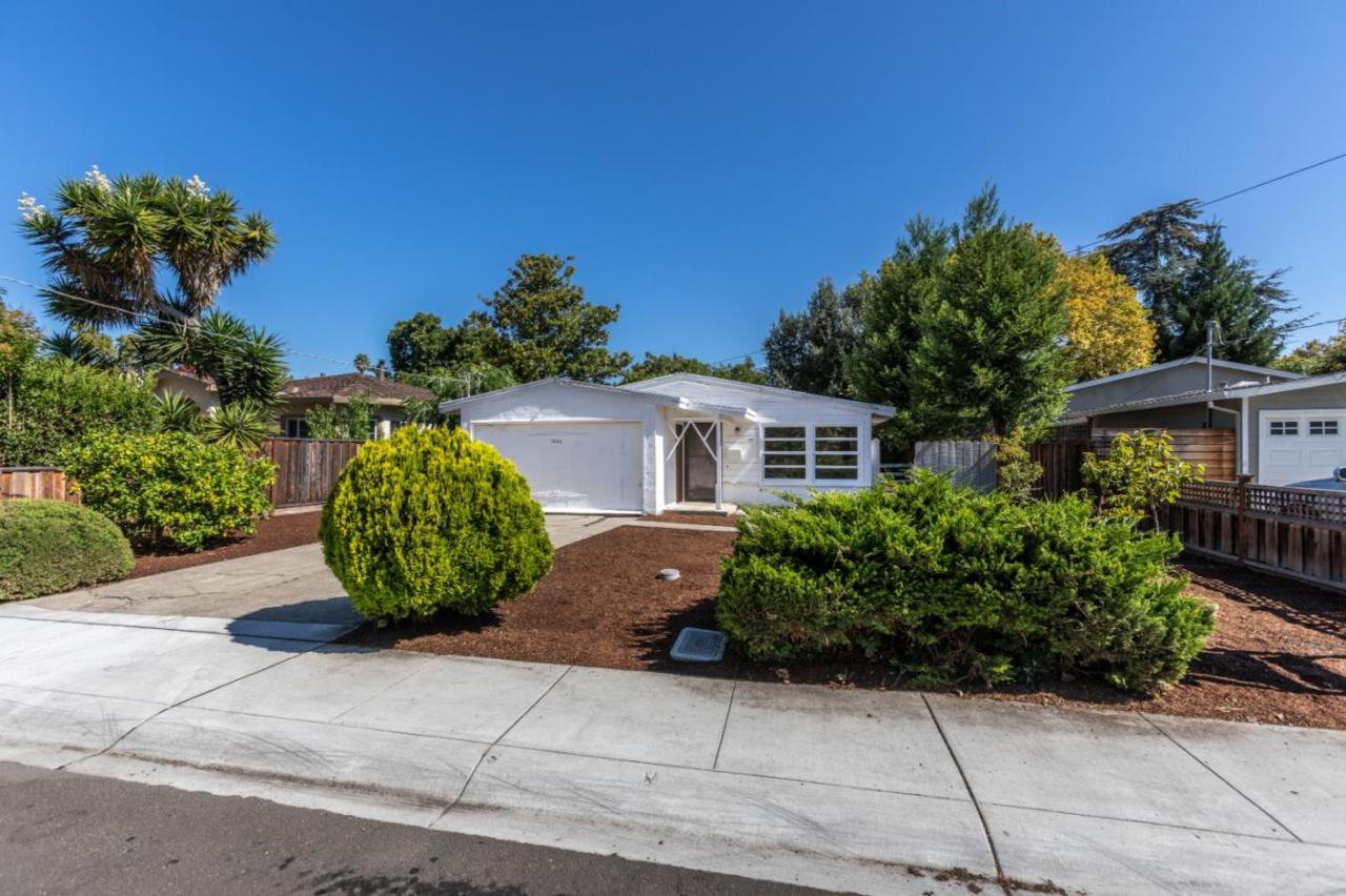 1852 Doane Ave - Photo 1