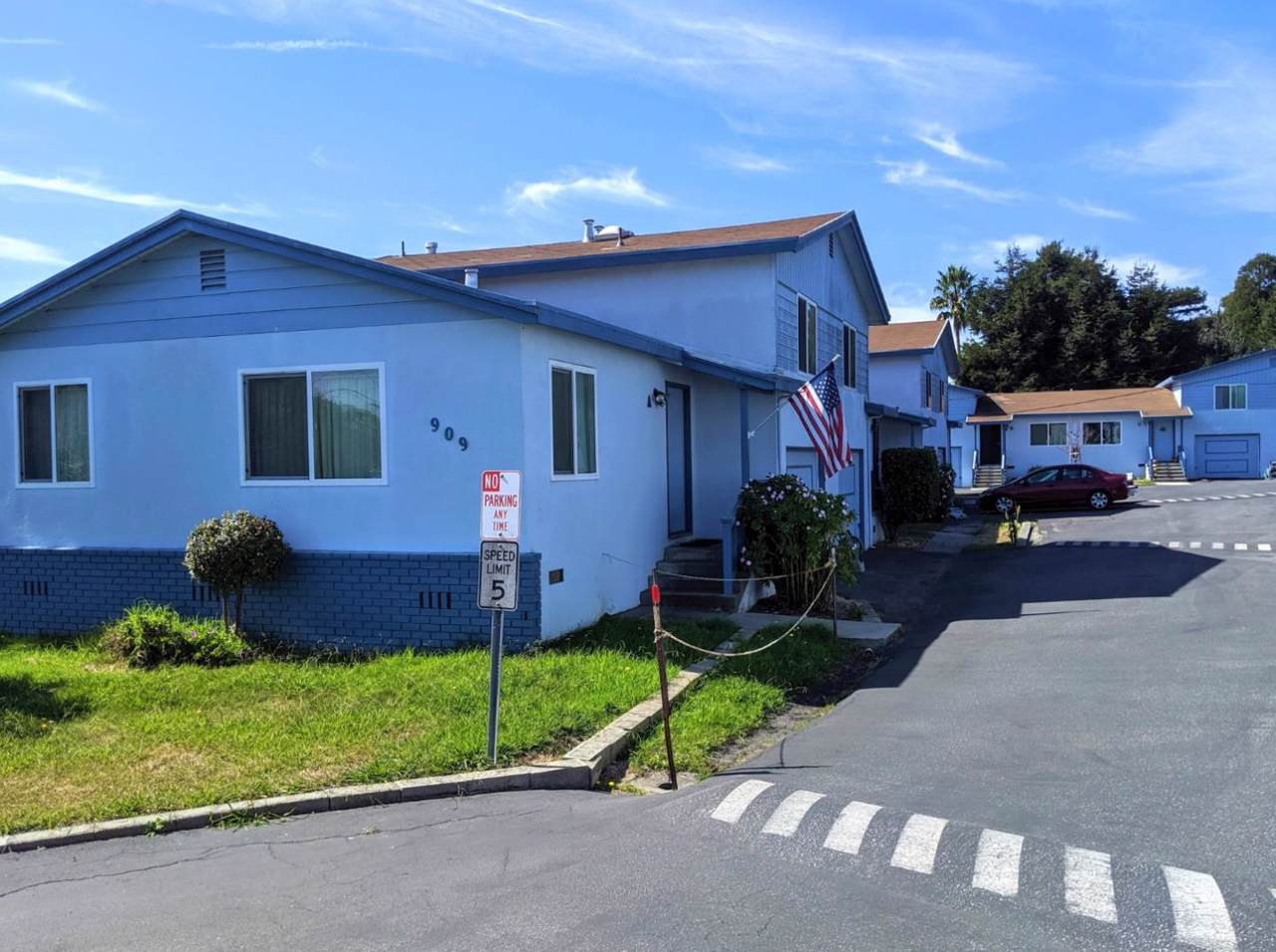909 35th Ave - Photo 1