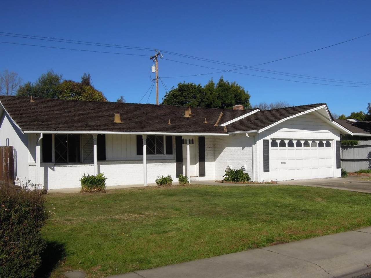 1405 Patio Dr - Photo 1