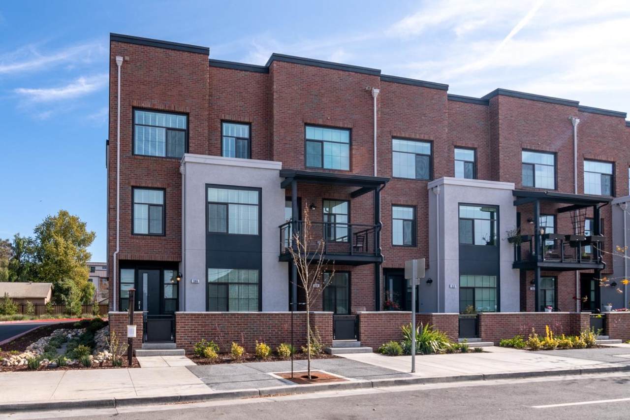 208 Railway Ave - Photo 1
