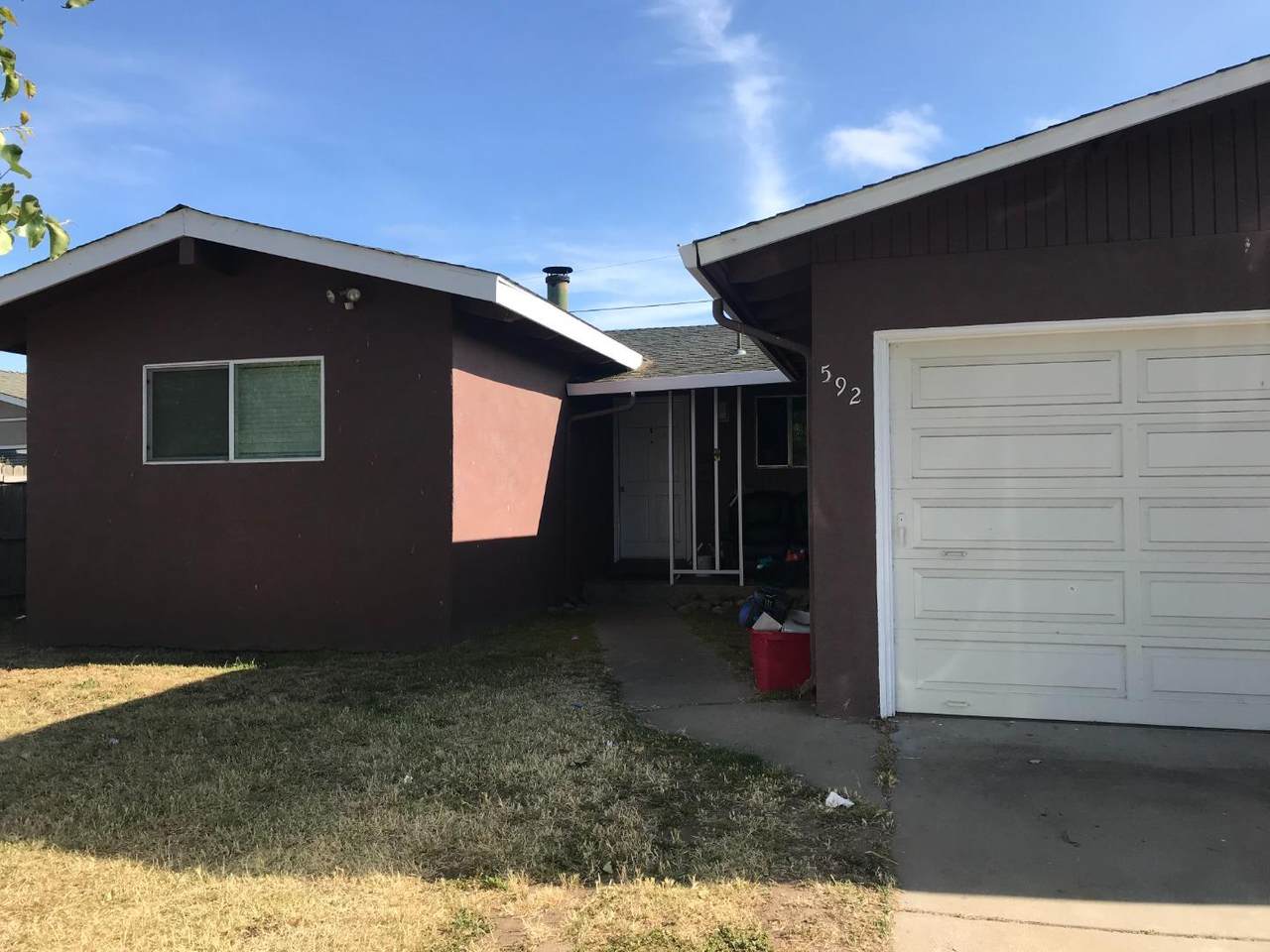 592 Leslie Dr - Photo 1