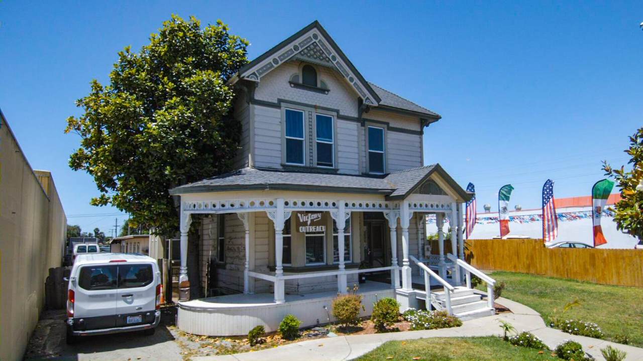 325 Main St - Photo 1
